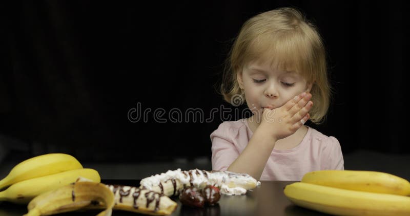 Kind isst geschmolzene Schokolade und Schlagsahne Schmutziges Gesicht lizenzfreie stockfotografie Kind isst geschmolzene Schokolade und Schlagsahne Schmutziges Gesicht lizenzfreie stockfotografie
