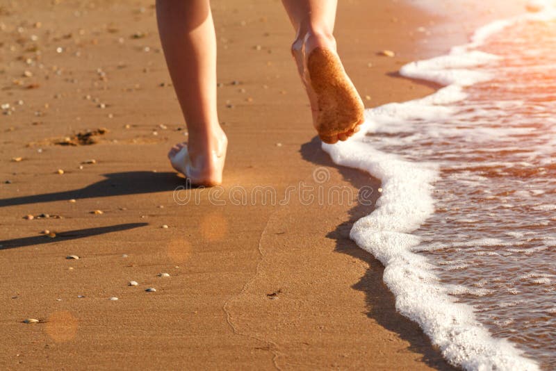 Kind läuft auf der Brandung auf dem Strand im Wasser lizenzfreie stockfotografie Kind läuft auf der Brandung auf dem Strand im Wasser lizenzfreie stockfotografie