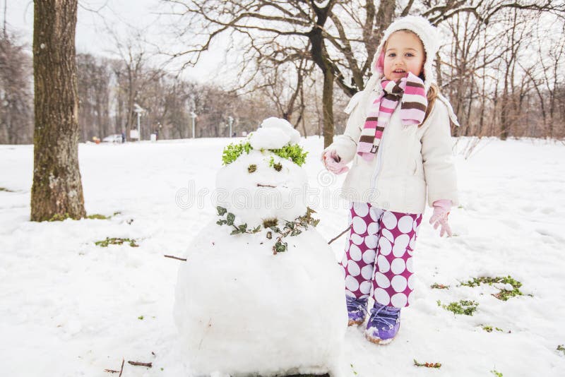 Kind machen einen Schneemann im Park am Winter-Tag stockbilder Kind machen einen Schneemann im Park am Winter-Tag stockbilder