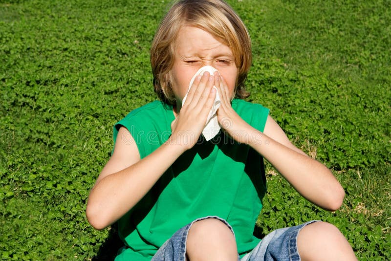 Kind met allergie blazende neus stock foto's Kind met allergie blazende neus stock foto's