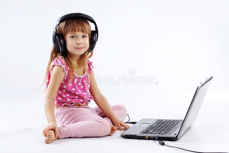 Kind met computer stock afbeeldingen Kind met computer stock afbeeldingen