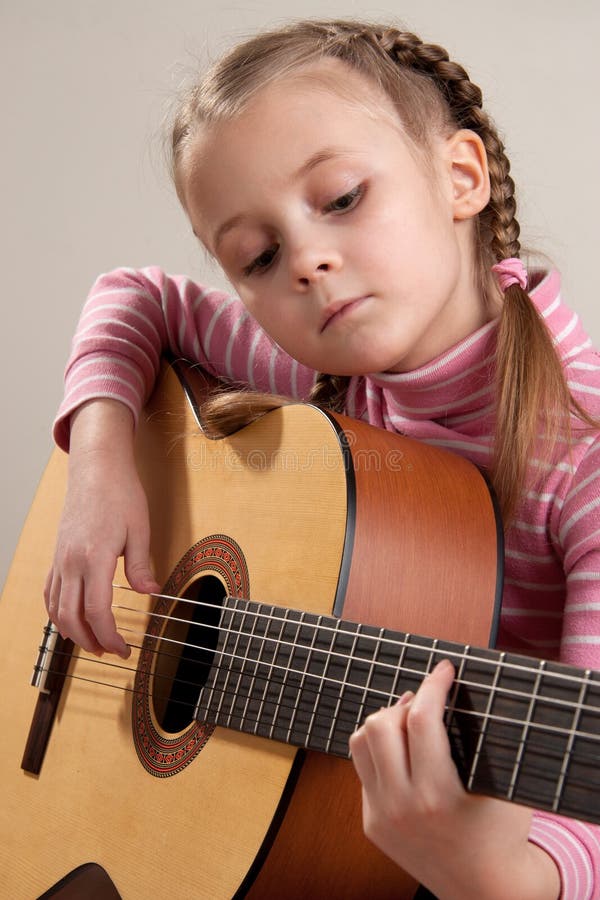 Kind met gitaar stock foto's Kind met gitaar stock foto's