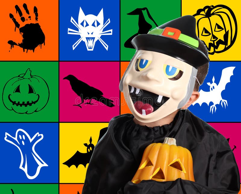 Kind met Halloween masker en pompoen stock afbeeldingen Kind met Halloween masker en pompoen stock afbeeldingen
