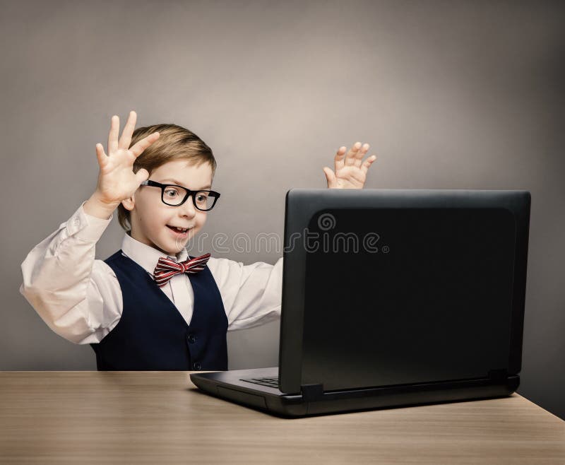 Kind met Laptop, Little Boy in Verbaasde Glazen het Kijken Computer stock foto's Kind met Laptop, Little Boy in Verbaasde Glazen het Kijken Computer stock foto's