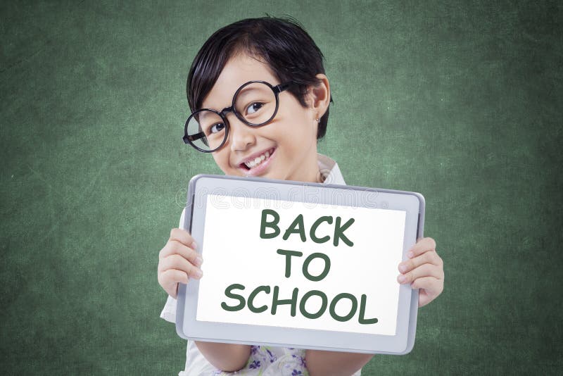 Kind met tablet en tekst van terug naar School stock foto's Kind met tablet en tekst van terug naar School stock foto's