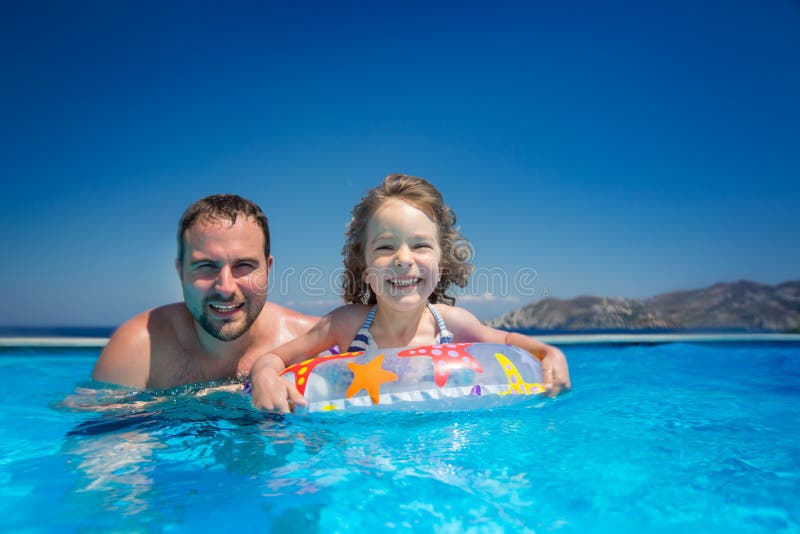 Kind met vader in zwembad stock afbeeldingen