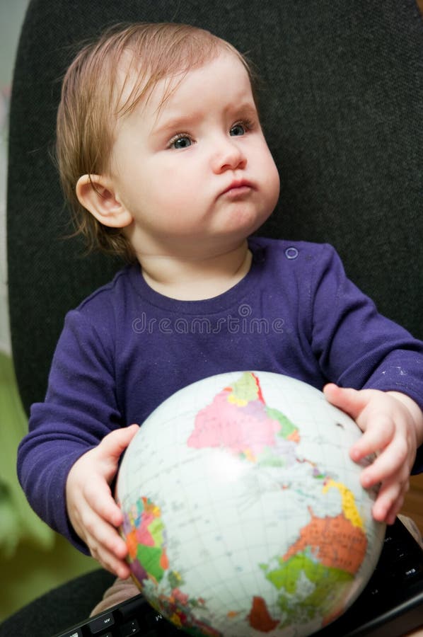 Kind met wereldbol stock afbeeldingen Kind met wereldbol stock afbeeldingen