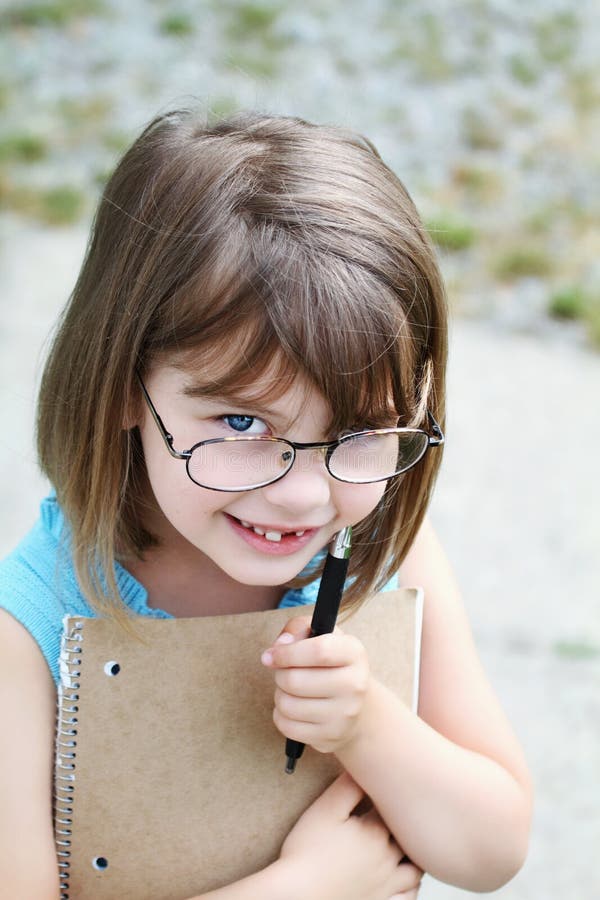Kind mit Feder und Buch lizenzfreies stockbild Kind mit Feder und Buch lizenzfreies stockbild