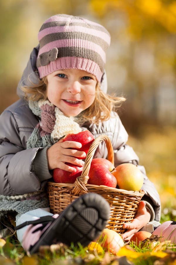 Kind mit Korb der Äpfel