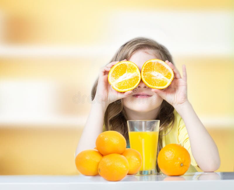 Kind mit leerem Raumglashintergrund des Orangensaftes lizenzfreies stockbild Kind mit leerem Raumglashintergrund des Orangensaftes lizenzfreies stockbild