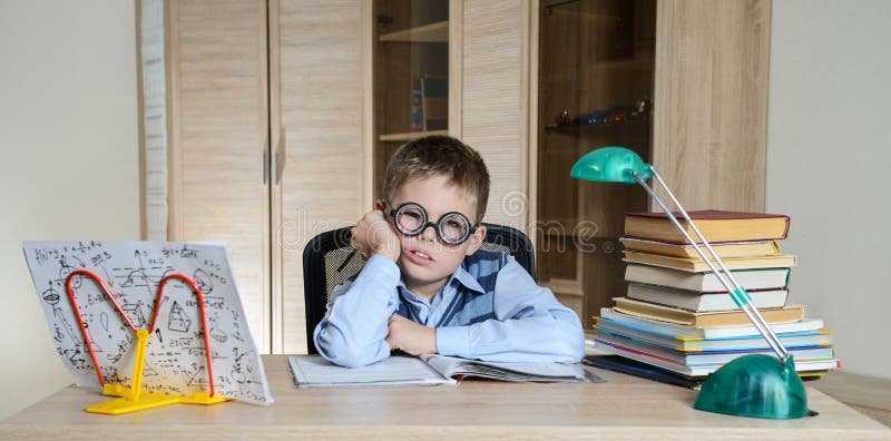 Kind mit Lernenschwierigkeiten Müder Junge, der Hausarbeit tut Ausbildung stockfotos Kind mit Lernenschwierigkeiten Müder Junge, der Hausarbeit tut Ausbildung stockfotos