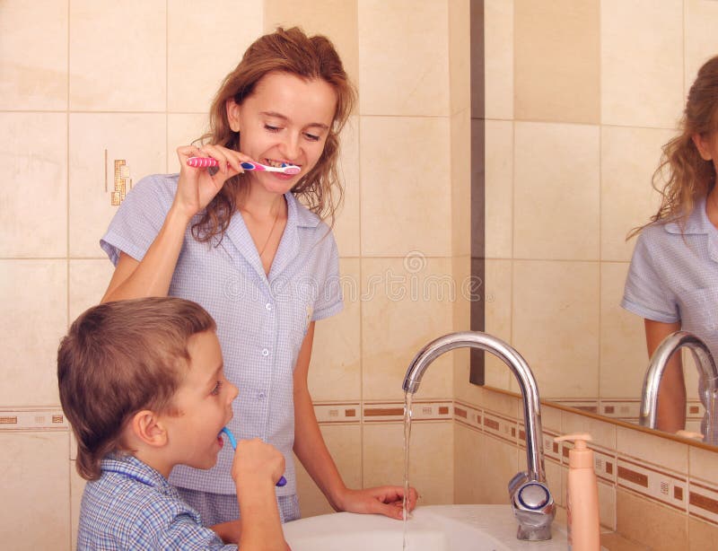 Сестра моет маленькую сестру. Мама и ребенок чистят зубы. Мама с ребенком в ванной комнате. Ребенок чистит зубы перед сном. Дети зубы чистим перед сном фото.