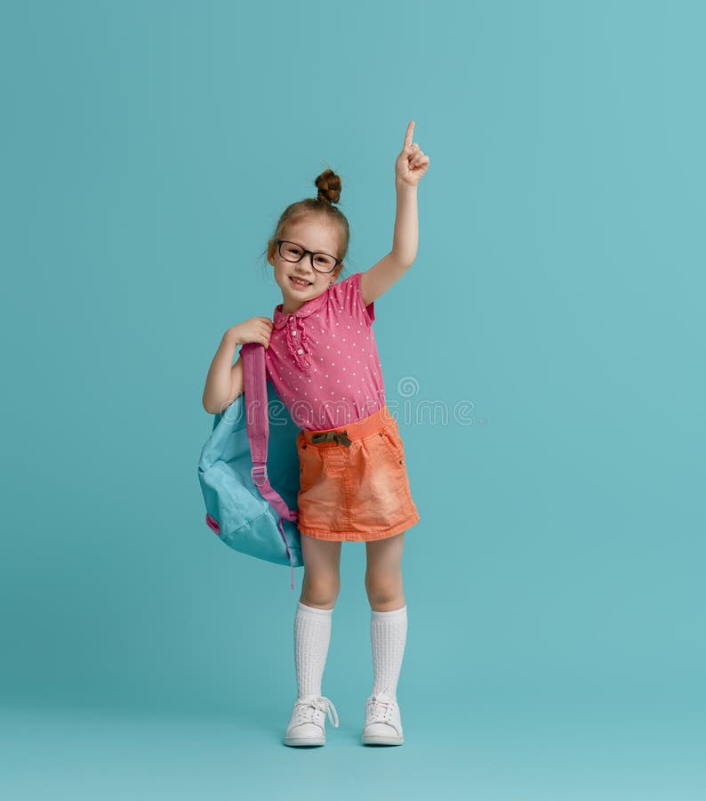 Kind mit Rucksack auf Farbhintergrund stockfotografie
