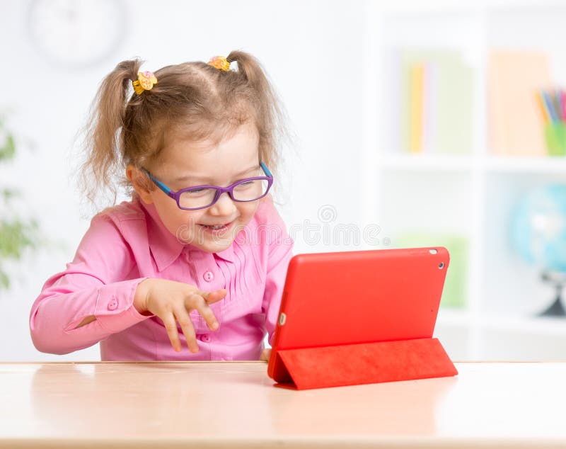 Kind mit Tablet-PC in den Gläsern lernend mit stockfotos Kind mit Tablet-PC in den Gläsern lernend mit stockfotos