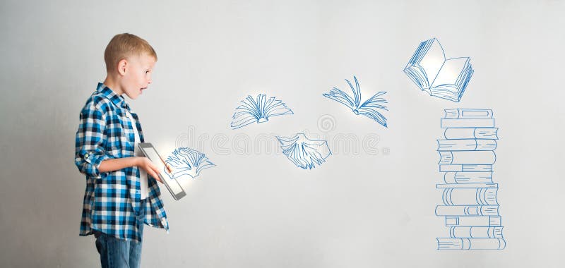 Kind mit Tablette und digitalen Büchern stockbild Kind mit Tablette und digitalen Büchern stockbild