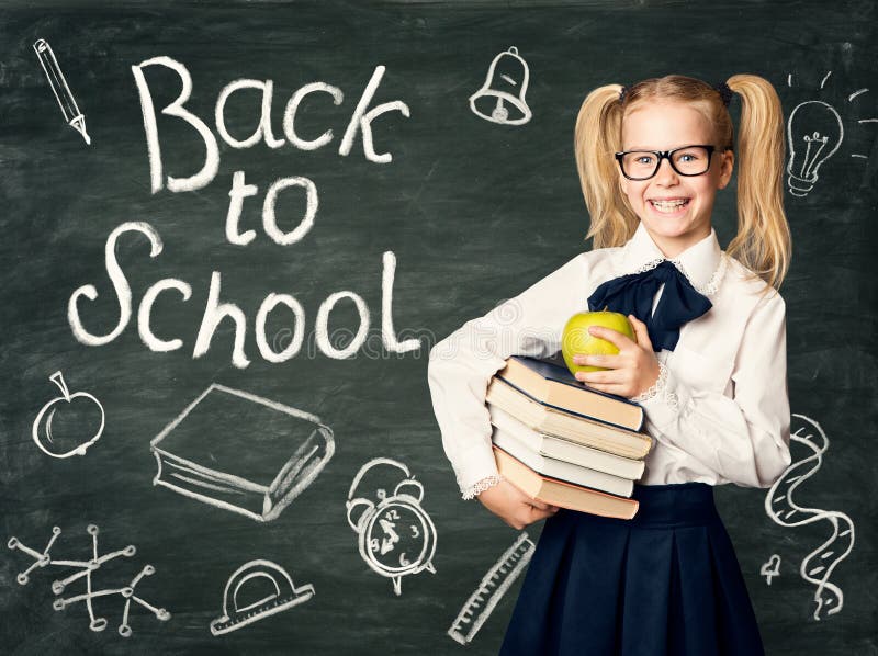 Kind op Bordachtergrond, terug naar de Tekeningen van het Schoolkrijt stock foto Kind op Bordachtergrond, terug naar de Tekeningen van het Schoolkrijt stock foto