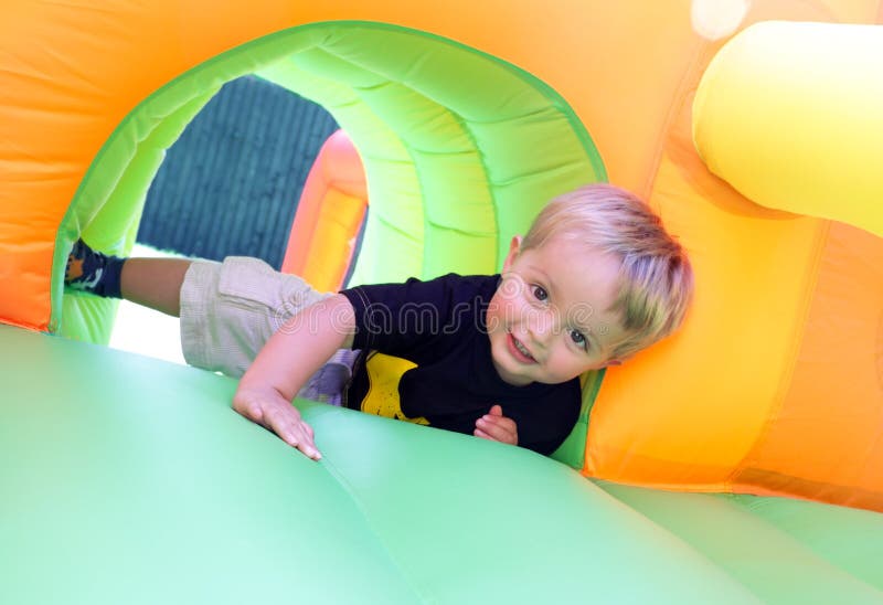 Kind op bouncykasteel stock foto Kind op bouncykasteel stock foto
