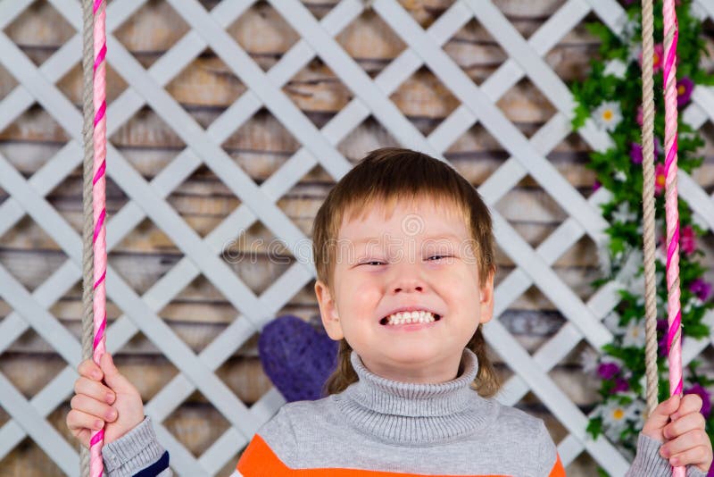 Kind-` s Lächeln ist alle Zähne Junge lächelt weit Babymolkereigesunde Zähne lizenzfreies stockbild Kind-` s Lächeln ist alle Zähne Junge lächelt weit Babymolkereigesunde Zähne lizenzfreies stockbild