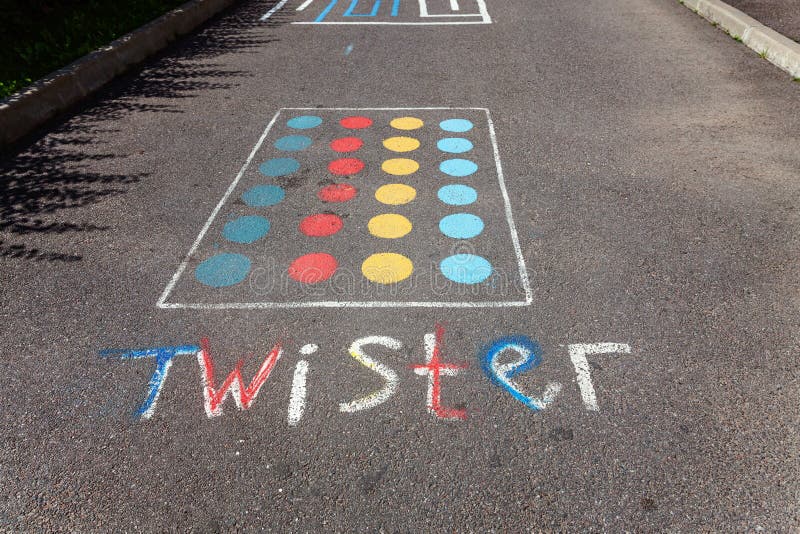 Kind` S Spiel Twister Auf Dem Asphalt Stockbild Bild von zählen