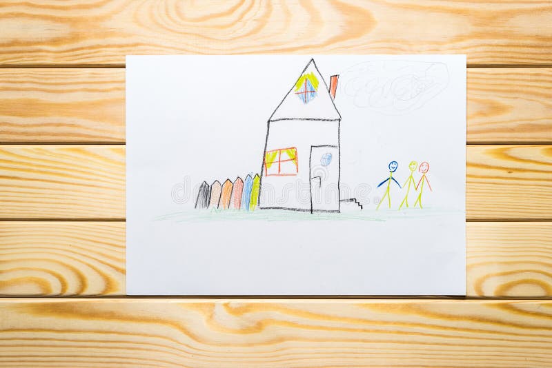 Kind `s Zeichnung glückliche Hauptfamilie Hölzerner Hintergrund stockbild Kind `s Zeichnung glückliche Hauptfamilie Hölzerner Hintergrund stockbild