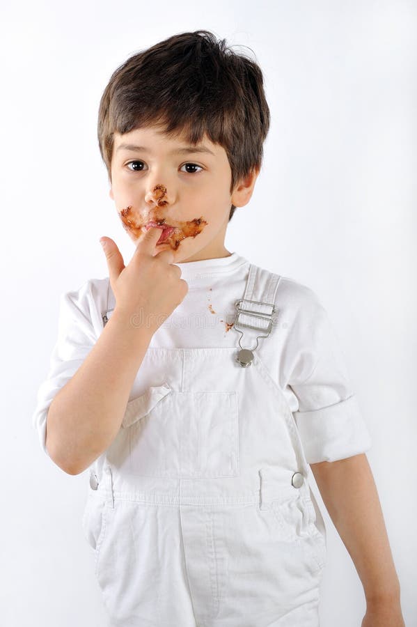 Kind schmutzig mit Kuchen stockfoto. Bild von kuchen - 22718212 Kind schmutzig mit Kuchen stockfoto. Bild von kuchen - 22718212