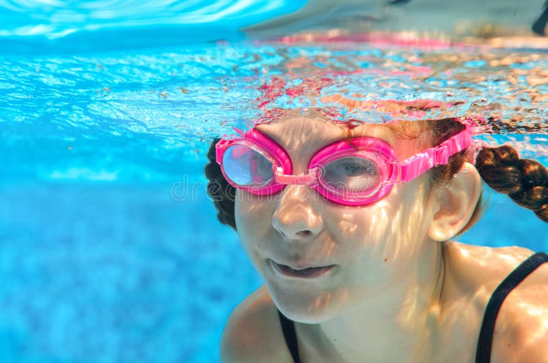 Kind schwimmt im Unterwasser Pool, glückliches aktives Mädchen in den Schutzbrillen hat Spaß im Wasser, Kindersport auf Familienu