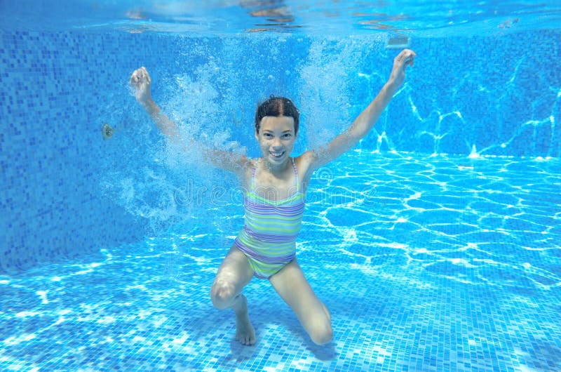 Kind Schwimmt Im Unterwasser Pool Glückliches Aktives Mädchen Hat Spaß Unter Wasser