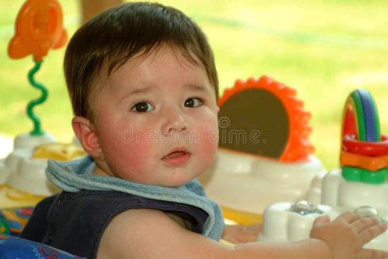 Kind-Schätzchen, das draußen spielt lizenzfreie stockfotografie Kind-Schätzchen, das draußen spielt lizenzfreie stockfotografie