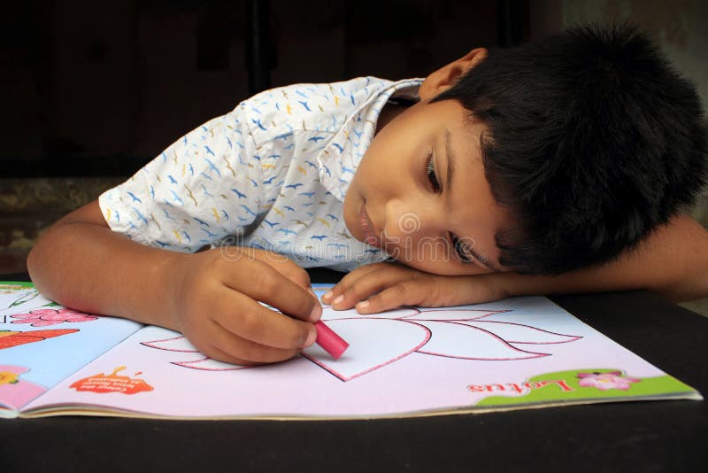 Kind spielt mit dem Zeichnen von Büchern Kinderfärbung Umsichtiger Ausdruck