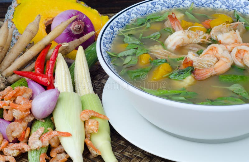 Spicy mixed vegetable soup (Kaeng Liang)