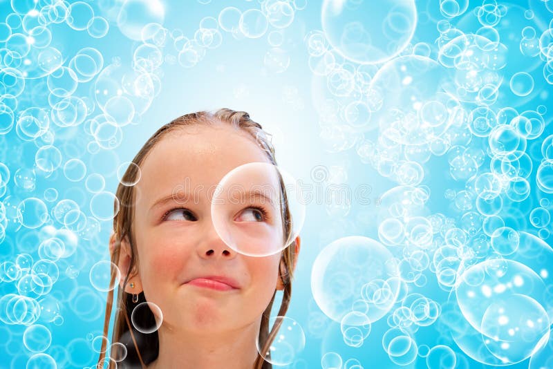 Kind und Luftblasen
