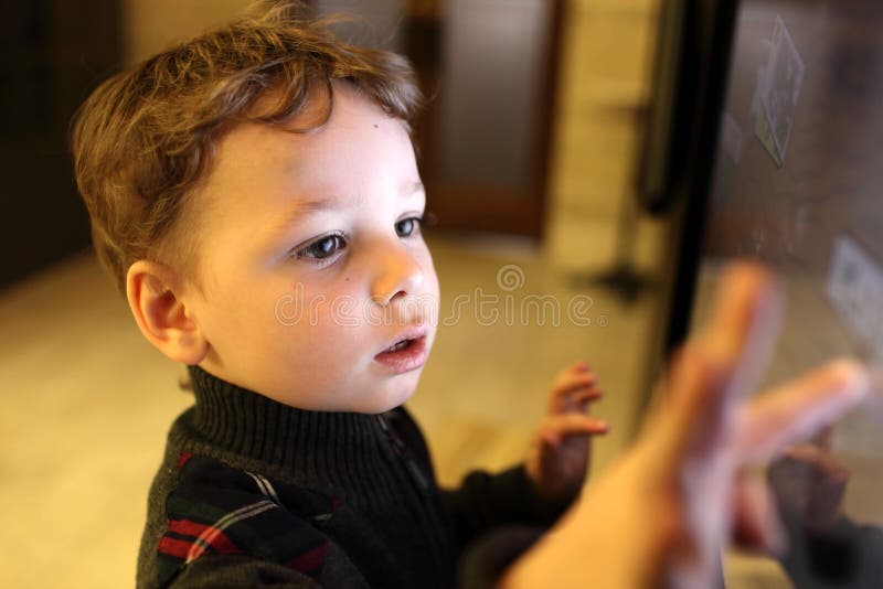 Kind unter Verwendung des Touch Screen stockbilder Kind unter Verwendung des Touch Screen stockbilder