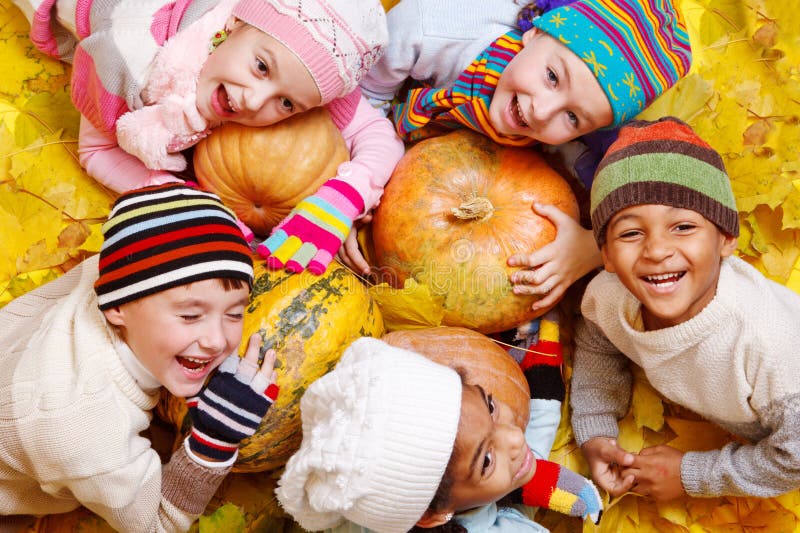 Kinder auf gelben Blättern stockbilder
