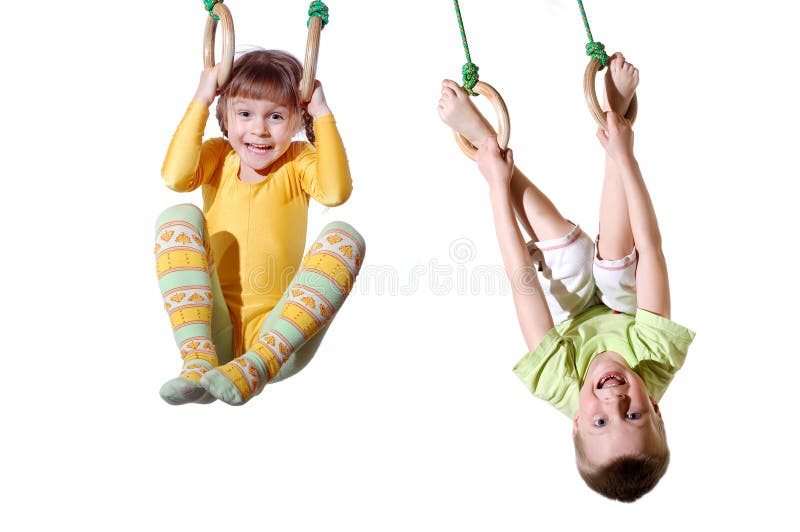 Kinder auf Gymnastikringen