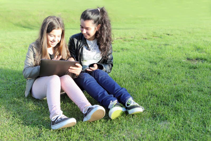 Kinder auf Sozialen Netzen lizenzfreies stockfoto Kinder auf Sozialen Netzen lizenzfreies stockfoto