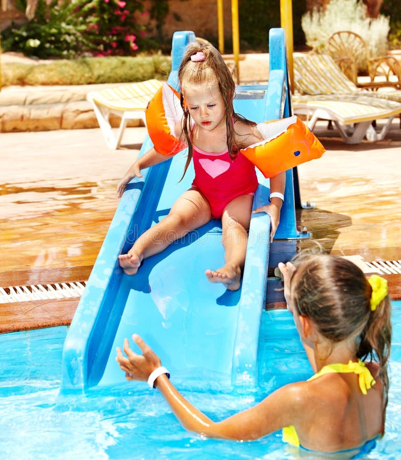 Kinder auf Wasserplättchen am aquapark. lizenzfreies stockfoto Kinder auf Wasserplättchen am aquapark. lizenzfreies stockfoto