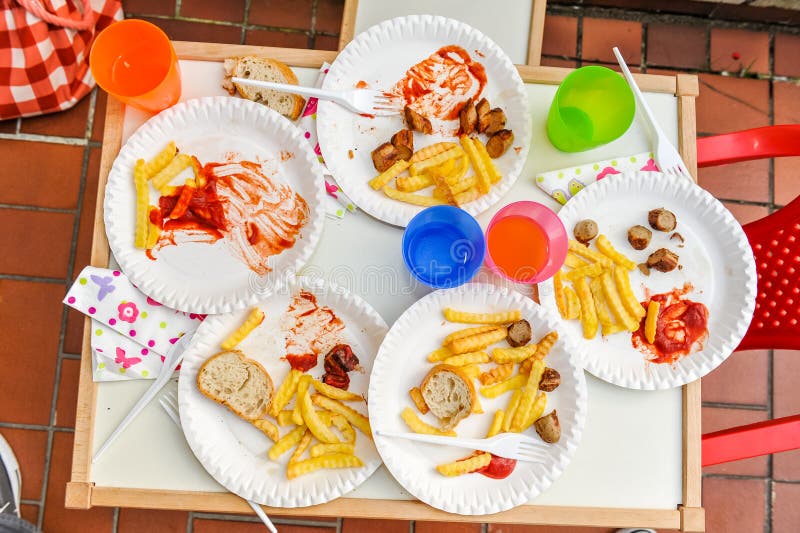 Kinder beendeten Mahlzeit mit Pommes-Frites stockbilder Kinder beendeten Mahlzeit mit Pommes-Frites stockbilder
