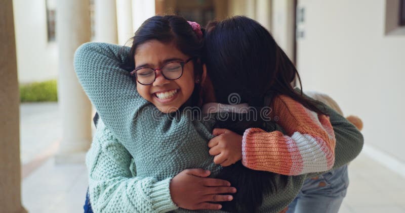 Kinder begeistert und Eltern in der Schule für Abschied und Beziehungsentwicklung. Kinder glücklich und umarmen Mama bei stockbilder