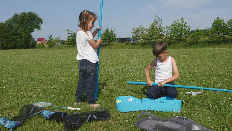 Kinder Bruder und Schwester, die Spiel auf dem Gras spielen