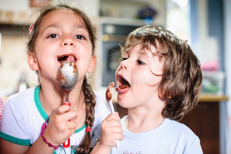Kinder Bruder und Schwester essen Schokolade vom Messlöffel