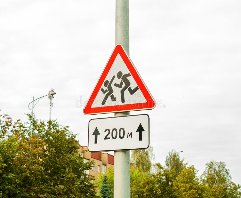 Kinder des Verkehrsschildes vorsichtig, Schule Überwachen Sie heraus für Kinder lizenzfreies stockbild Kinder des Verkehrsschildes vorsichtig, Schule Überwachen Sie heraus für Kinder lizenzfreies stockbild