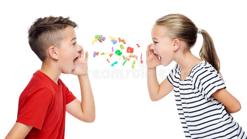 Kinder, die Alphabetbuchstaben heulen. Sprachtherapiekonzept auf weißem Hintergrund