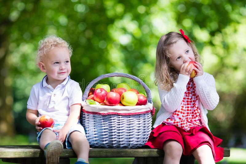 Kinder, Die Apfel Im Garten Essen Stockbild Bild von nahrung, apfel