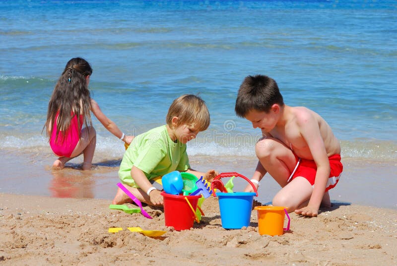 Kinder, die auf dem Strand spielen stockfotos Kinder, die auf dem Strand spielen stockfotos