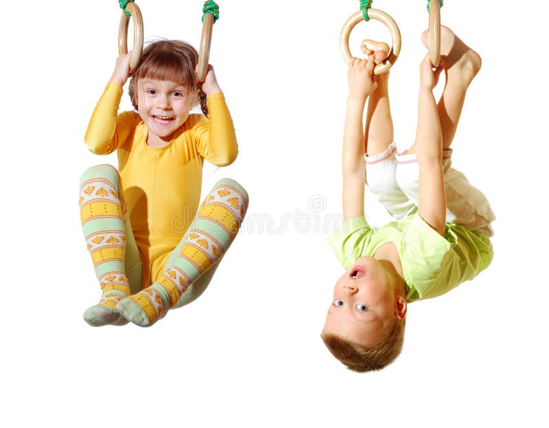 Kinder, die auf gymnastischen Ringen spielen und trainieren