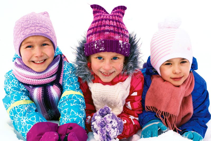 Kinder, die auf Schnee in der Winterzeit spielen lizenzfreie stockfotografie Kinder, die auf Schnee in der Winterzeit spielen lizenzfreie stockfotografie