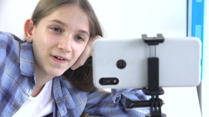 Kinder, die auf Smartphone spielen, in Videokonferenzen Kinder lernen, auf Tablet-Schulmädchen sprechen Lehrerin online Bildung