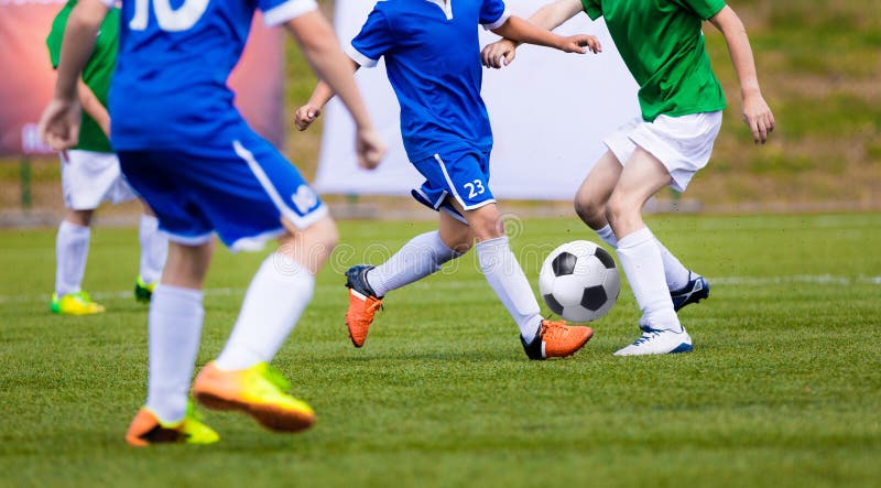 Kinder, Die Fußball-Fußball-Spiel Auf Sport-Feld Spielen Jungen-Spiel ...