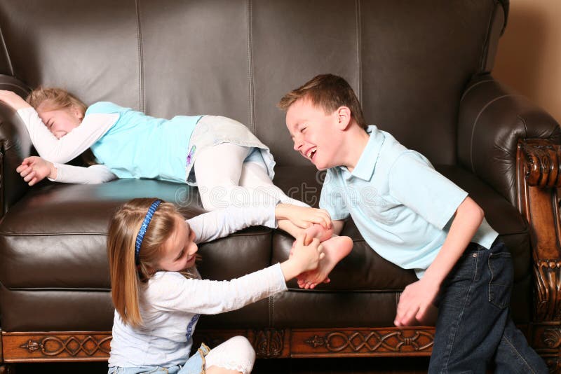 Kinder kitzeln Füße stockfotos