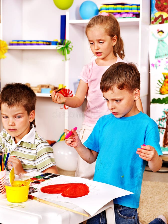  Kinder, Die Im Kindergarten Malen. Stockfoto - Bild von buch, lack Motiv 